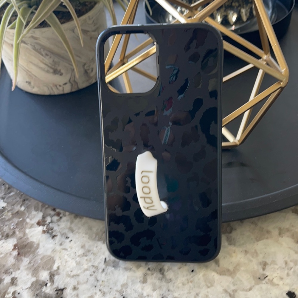 Loopy iPhone 12 Pro black cheetah phone case